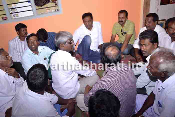 ಕಳಸಾಪುರ ಗ್ರಾಮದಲ್ಲಿ ರೈತರ ಸಮಸ್ಯೆ ಆಲಿಸಿದ ಪ್ರಕಾಶ್ ರೈ